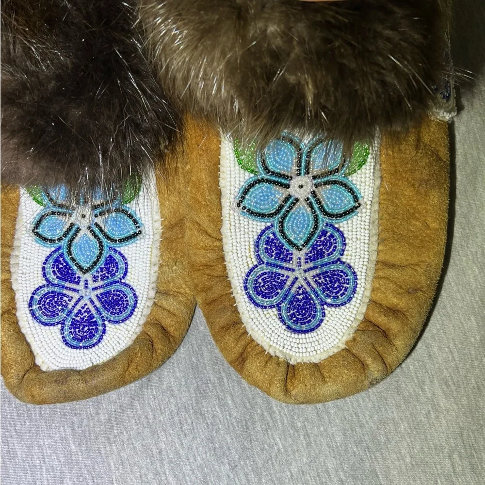 Beaver fur blue beaded flower moccasin - Picture 2 of 7